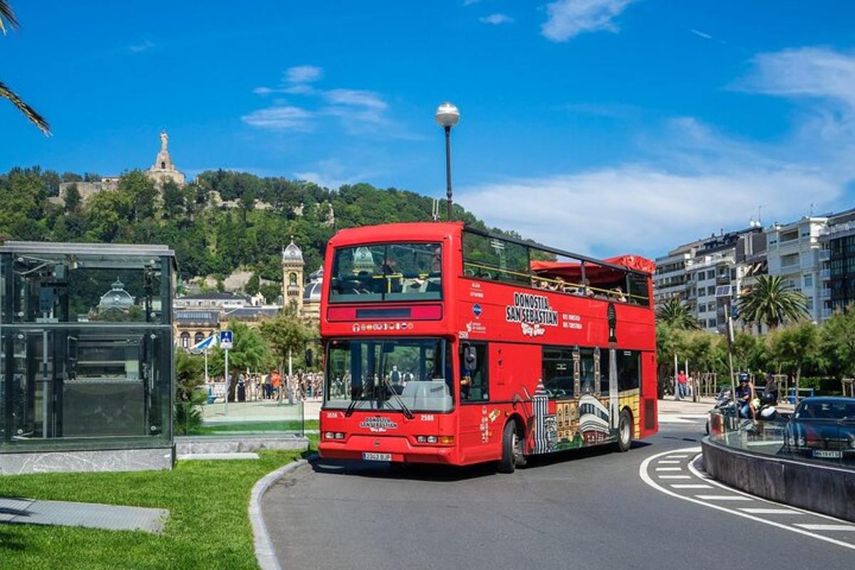 ein roter Doppeldeckerbus fährt eine Straße entlang