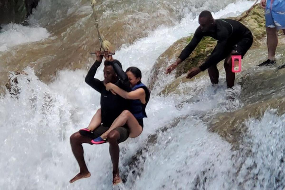 un grup de persones en una cascada d'un riu
