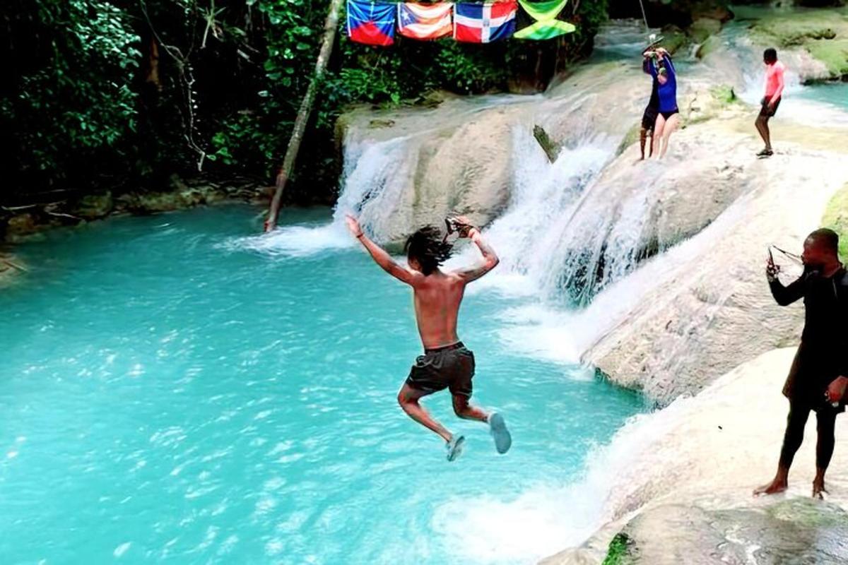 ein Mann springt in ein Wasserbecken in einem Wasserfall