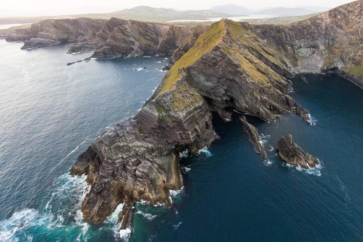 海に浮かぶ島の航空写真