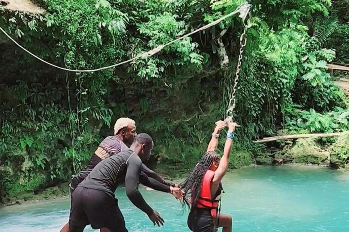 un grup de persones en un pont de corda sobre un riu