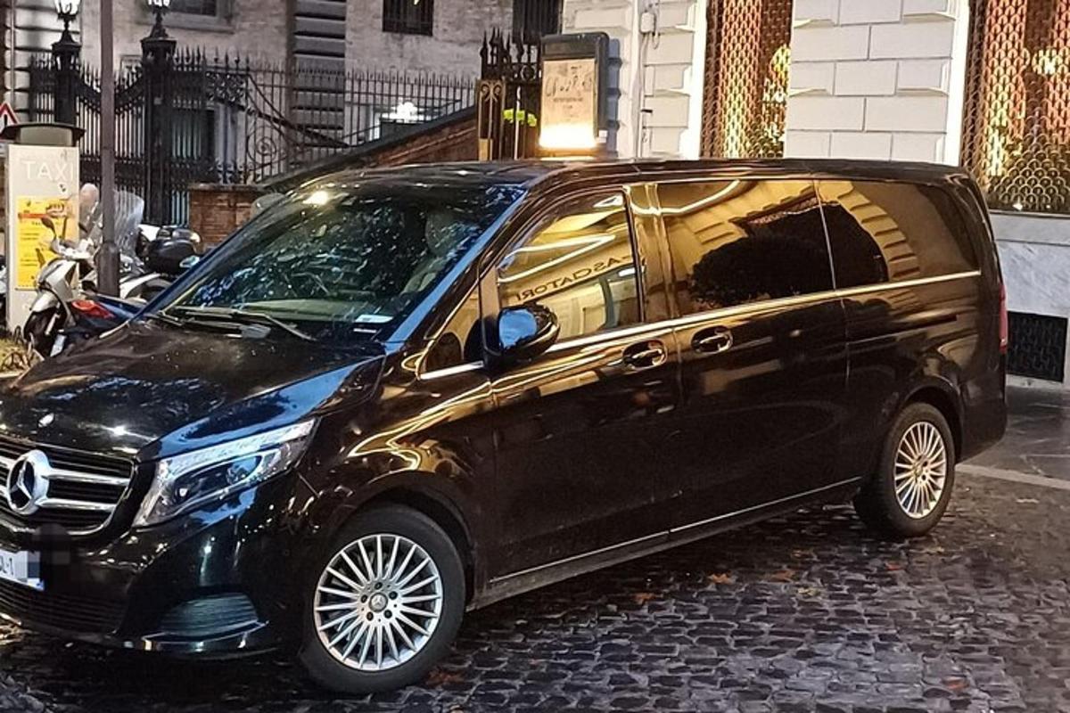 una camioneta negra estacionada en una calle de la ciudad
