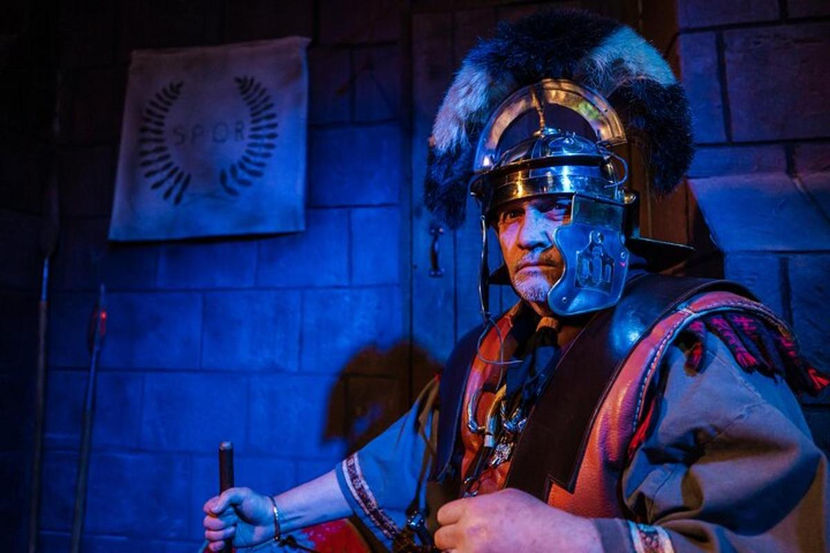 un uomo vestito con un costume e una maschera