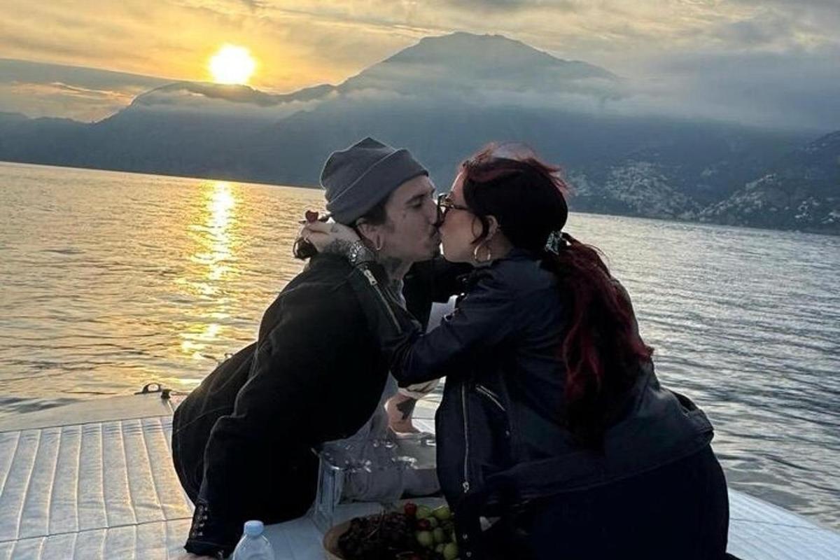 muž a žena se líbají na lodi