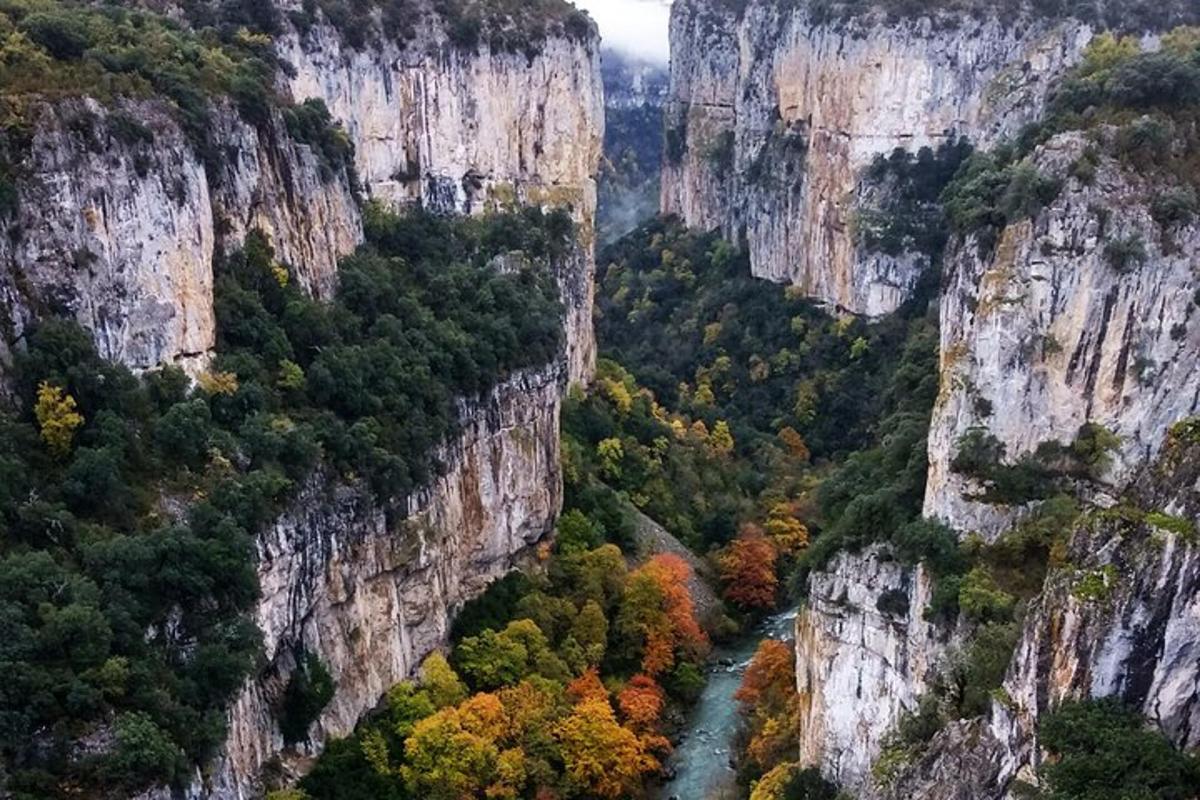 un canyó amb un riu entre dos penya-segats