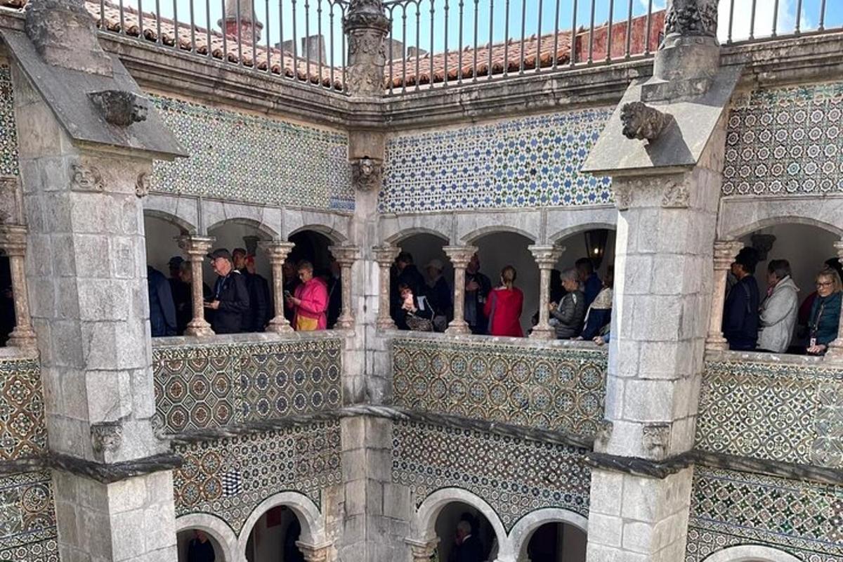 isang grupo ng mga tao na nakaupo sa isang balkonahe ng isang gusali