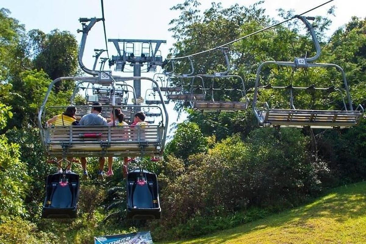 skupina lidí jedoucí na lyžařském vleku