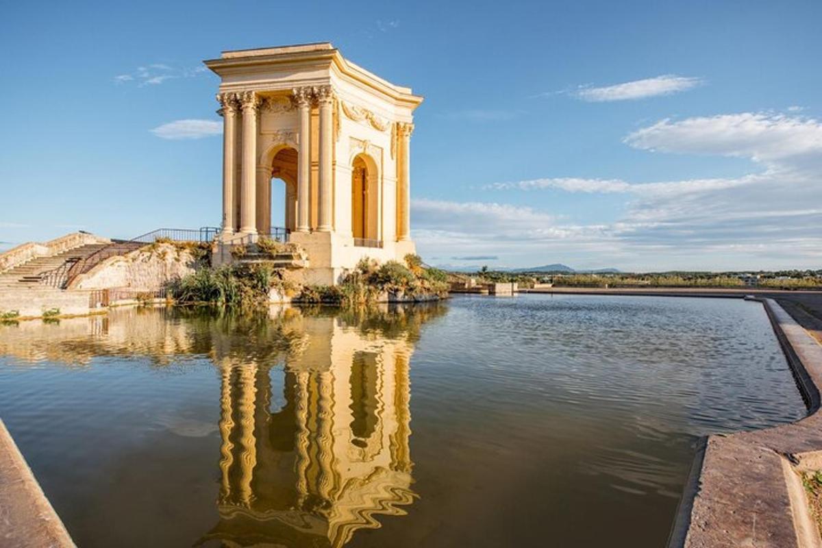здание посреди водоема