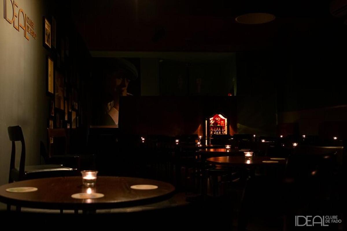 ένα εστιατόριο με τραπέζια και καρέκλες σε ένα σκοτεινό δωμάτιο