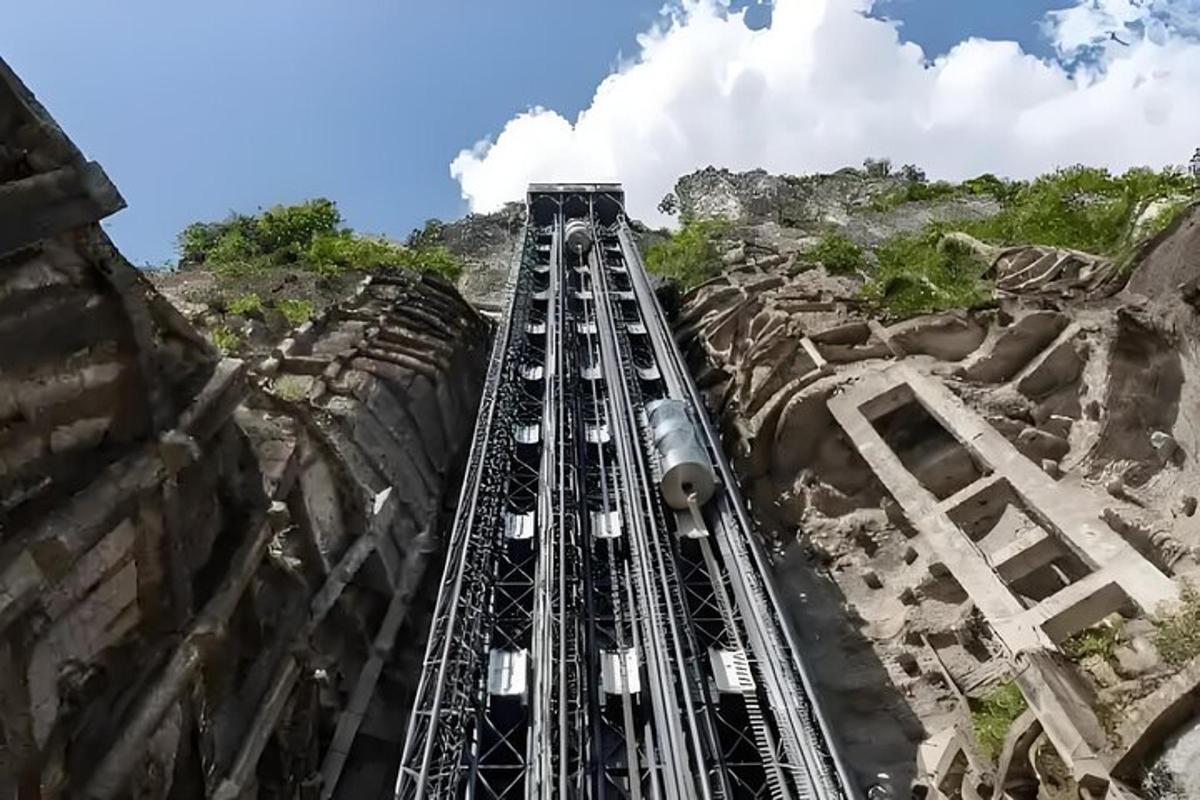 um trem em um trilho sobre uma montanha