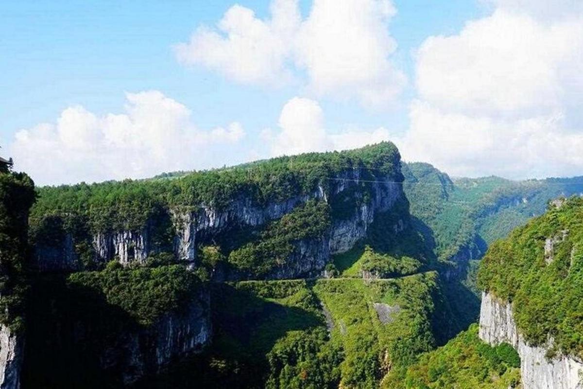 uma vista de um cânion com árvores e montanhas