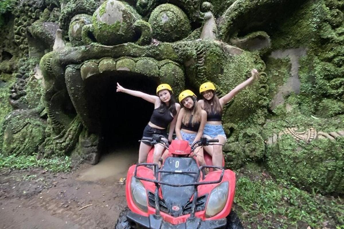 drie meisjes staan voor een quad in een tunnel