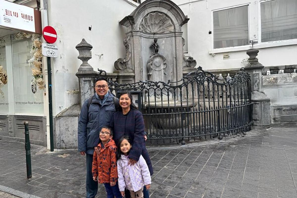 una famiglia in posa per una foto davanti a un edificio