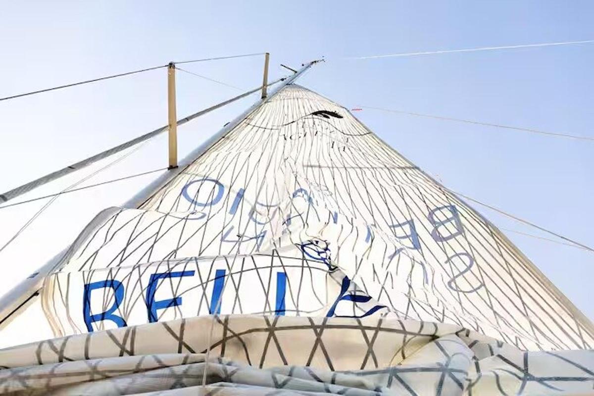 cedule na vrcholu bílé pyramidy