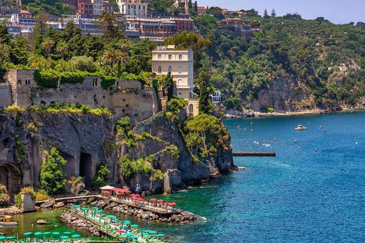 θέα σε ένα υδάτινο σώμα με ένα κάστρο