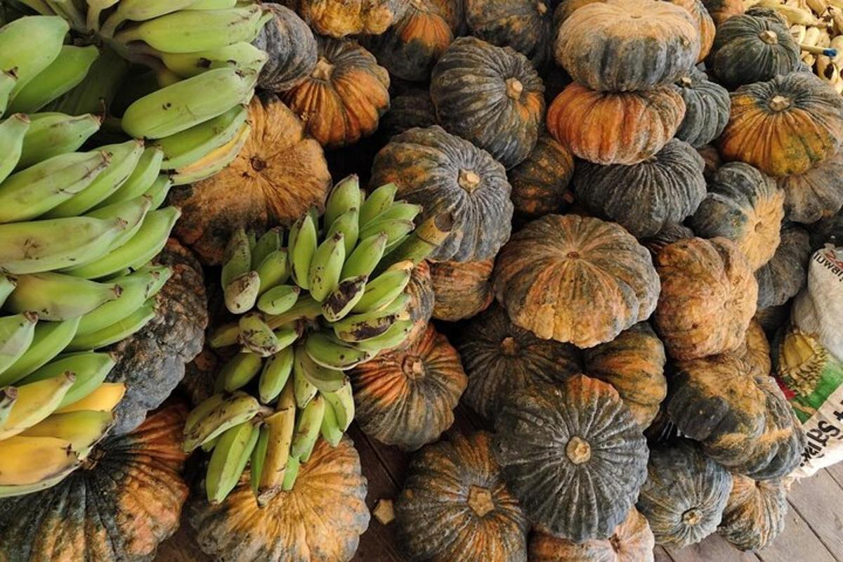 hromada ovoce a zeleniny s banány a dýněmi