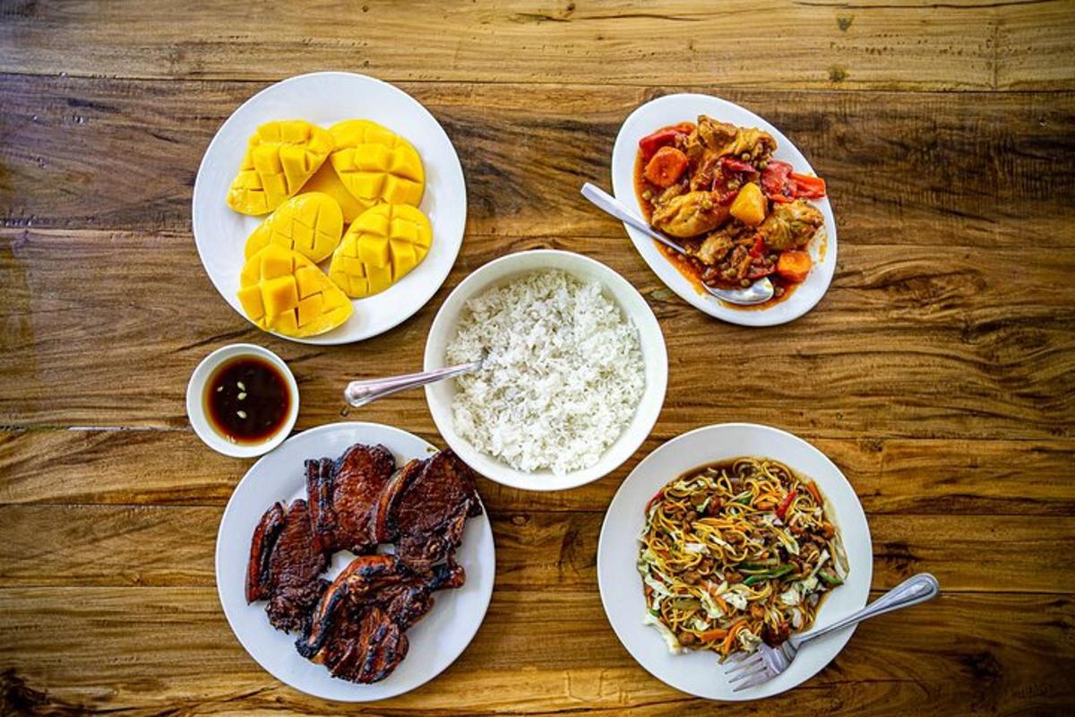 uma mesa de madeira com pratos de comida sobre ela