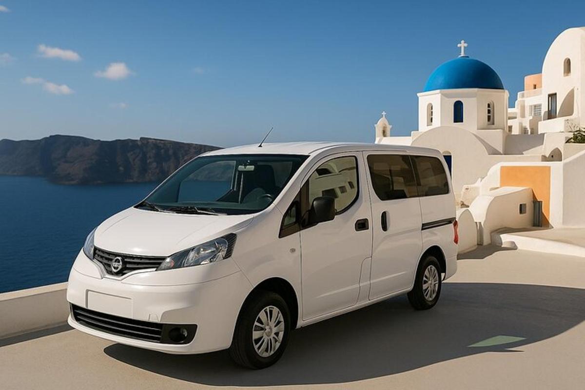 bel kombi parkiran ob strani stavbe