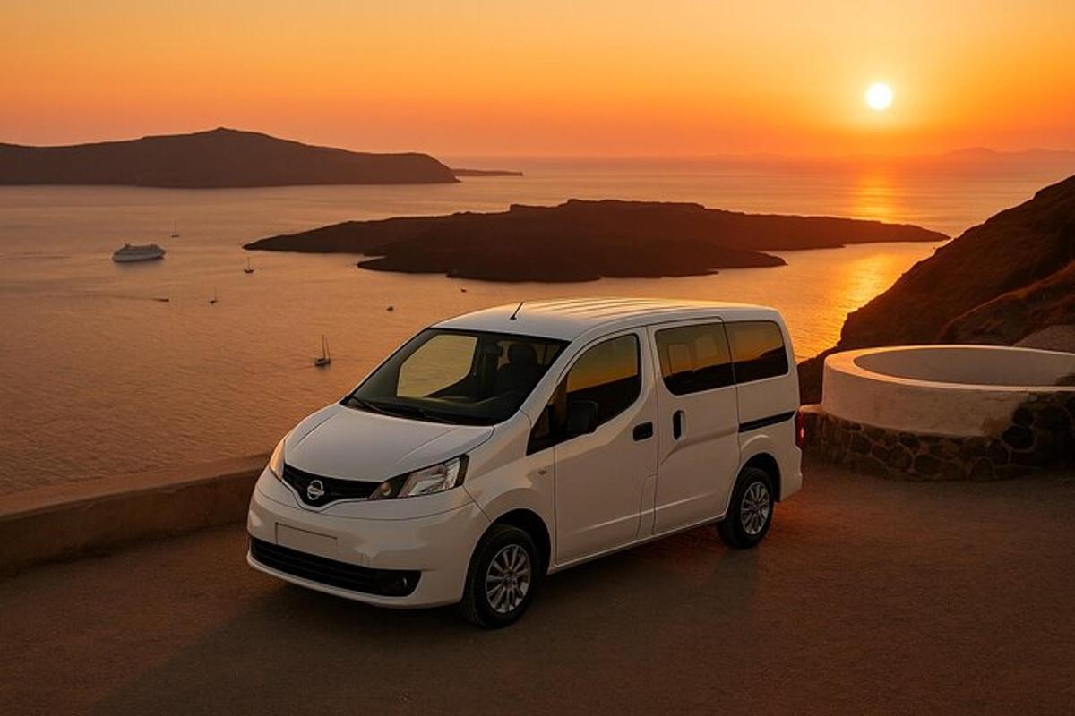 un furgone bianco parcheggiato vicino all'oceano al tramonto