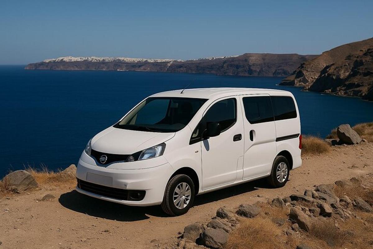 Una camioneta blanca estacionada en una colina cerca del agua