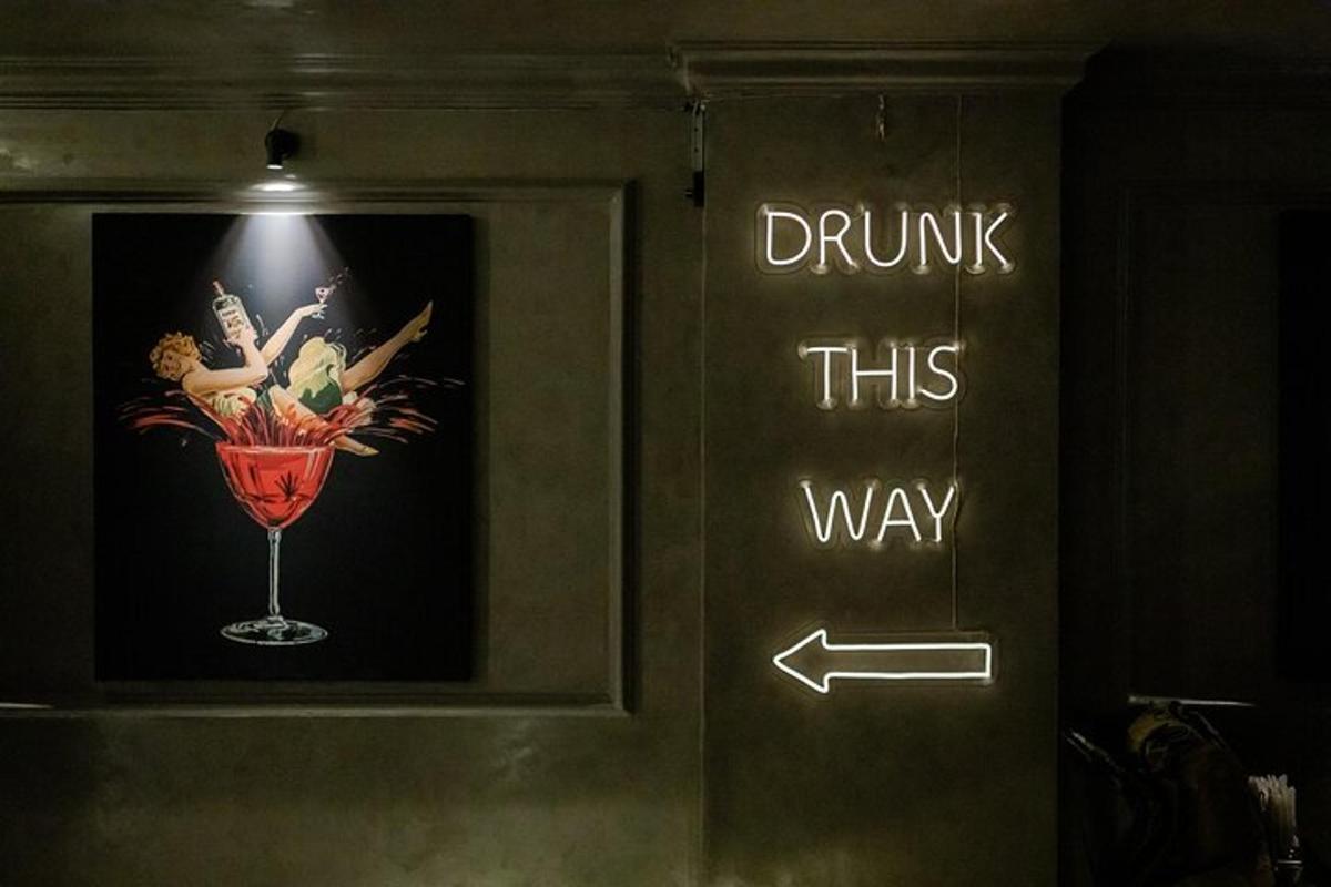 ワイングラスでこのように飲んでくださいという標識