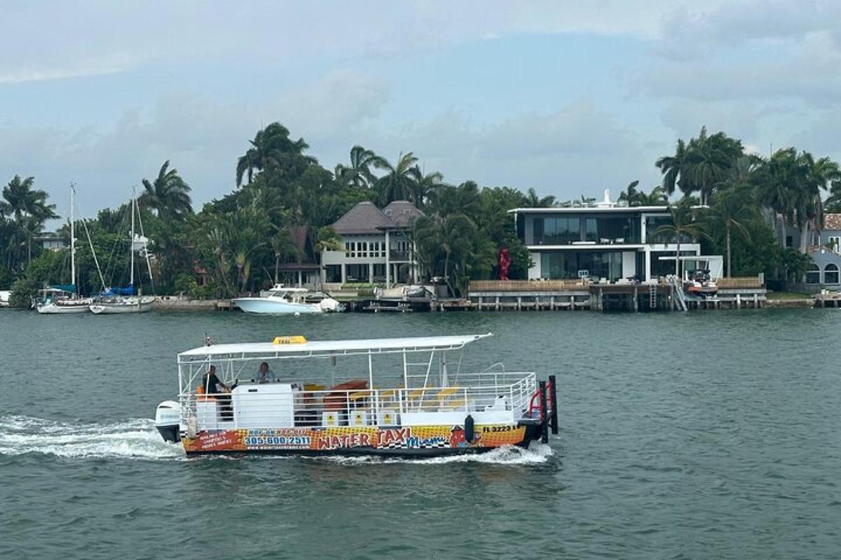 bot di dalam air di hadapan sebuah rumah