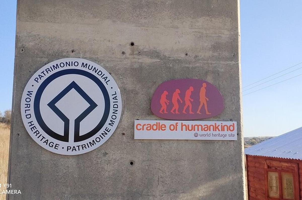 dos rètols al costat d'un edifici