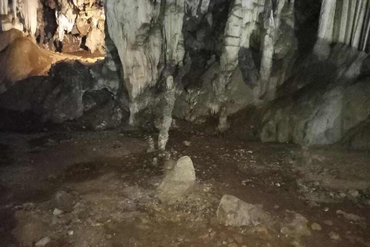 una cova amb una roca al mig