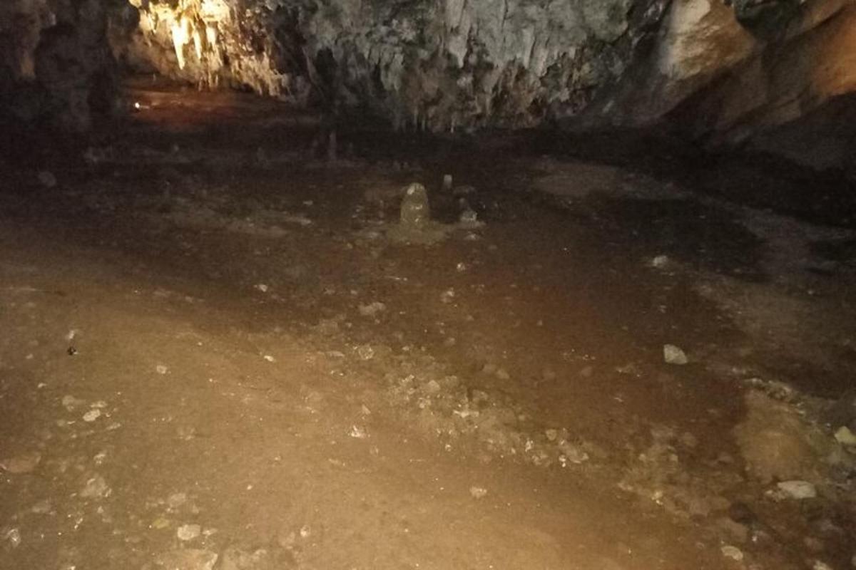 toprak zeminli ve mağaralı karanlık bir mağara