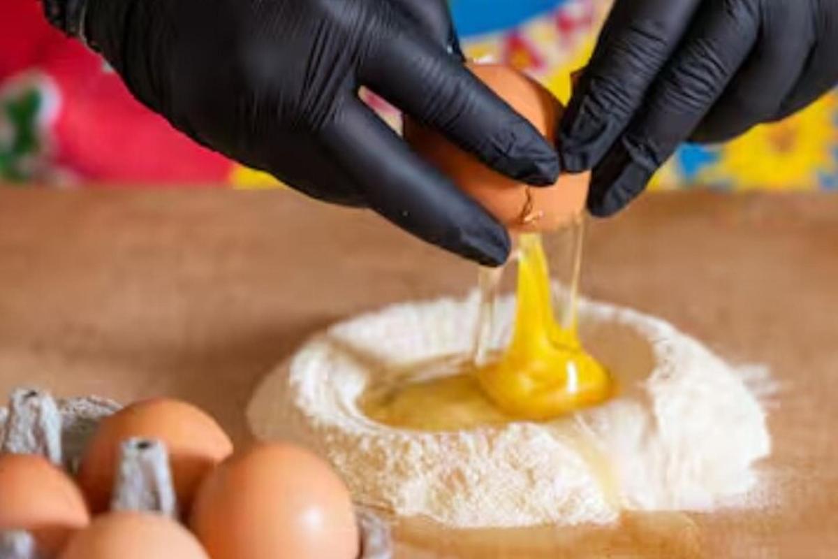 ένα άτομο κρατάει ένα αυγό με ένα κουτάλι