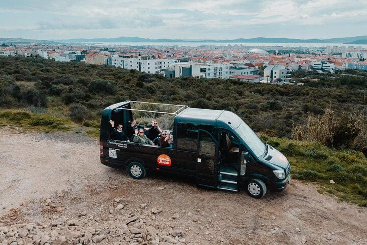 must buss sõidab mööda kruusateed