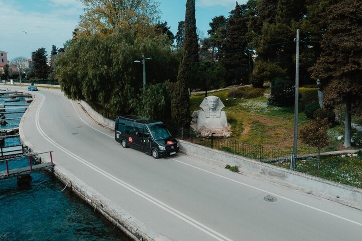 roheline maastur sõidab mööda jõeäärset teed