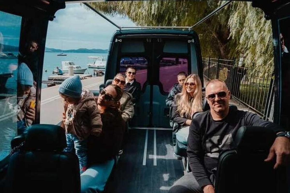 grupp inimesi istub bussi tagaosas