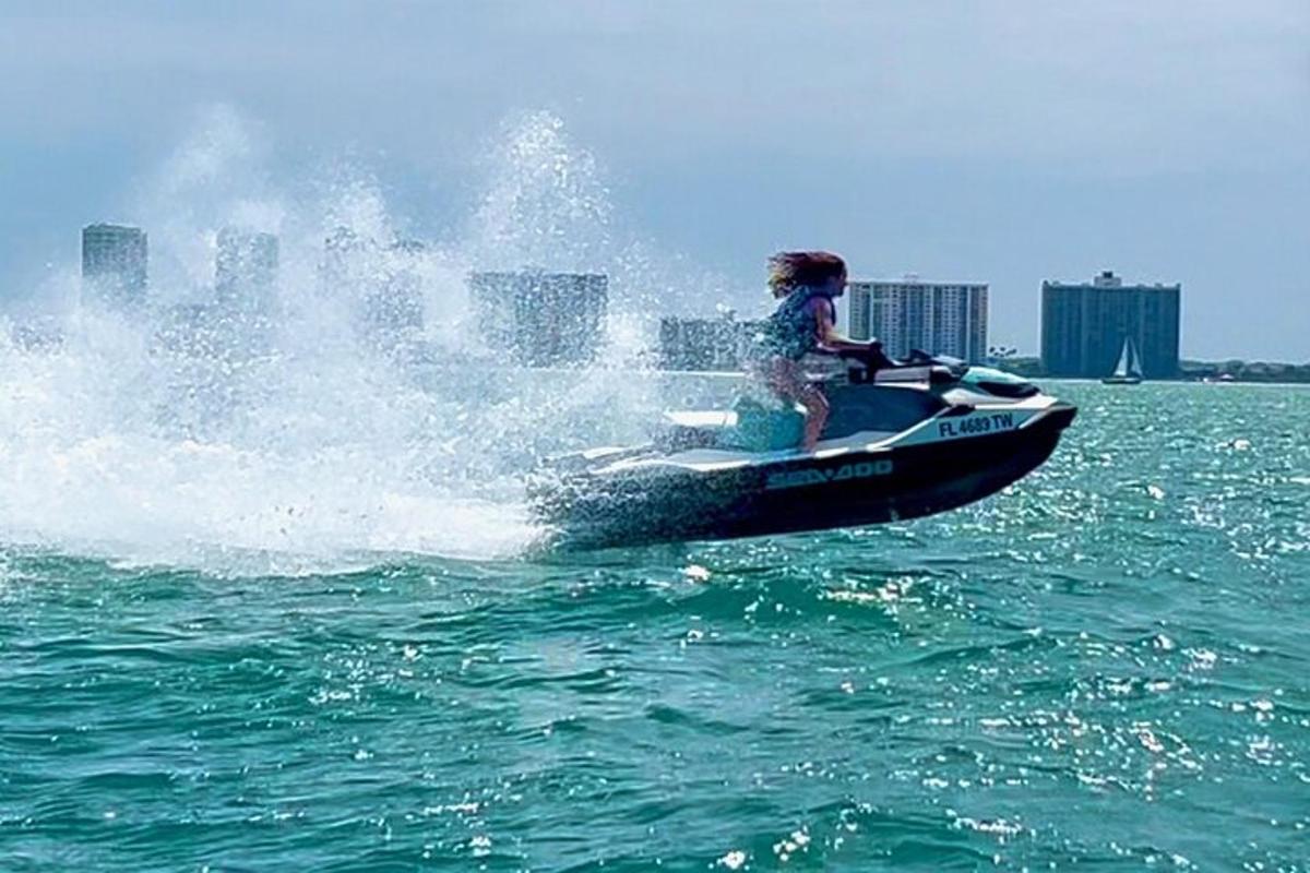 una ragazza che guida una moto d'acqua in acqua