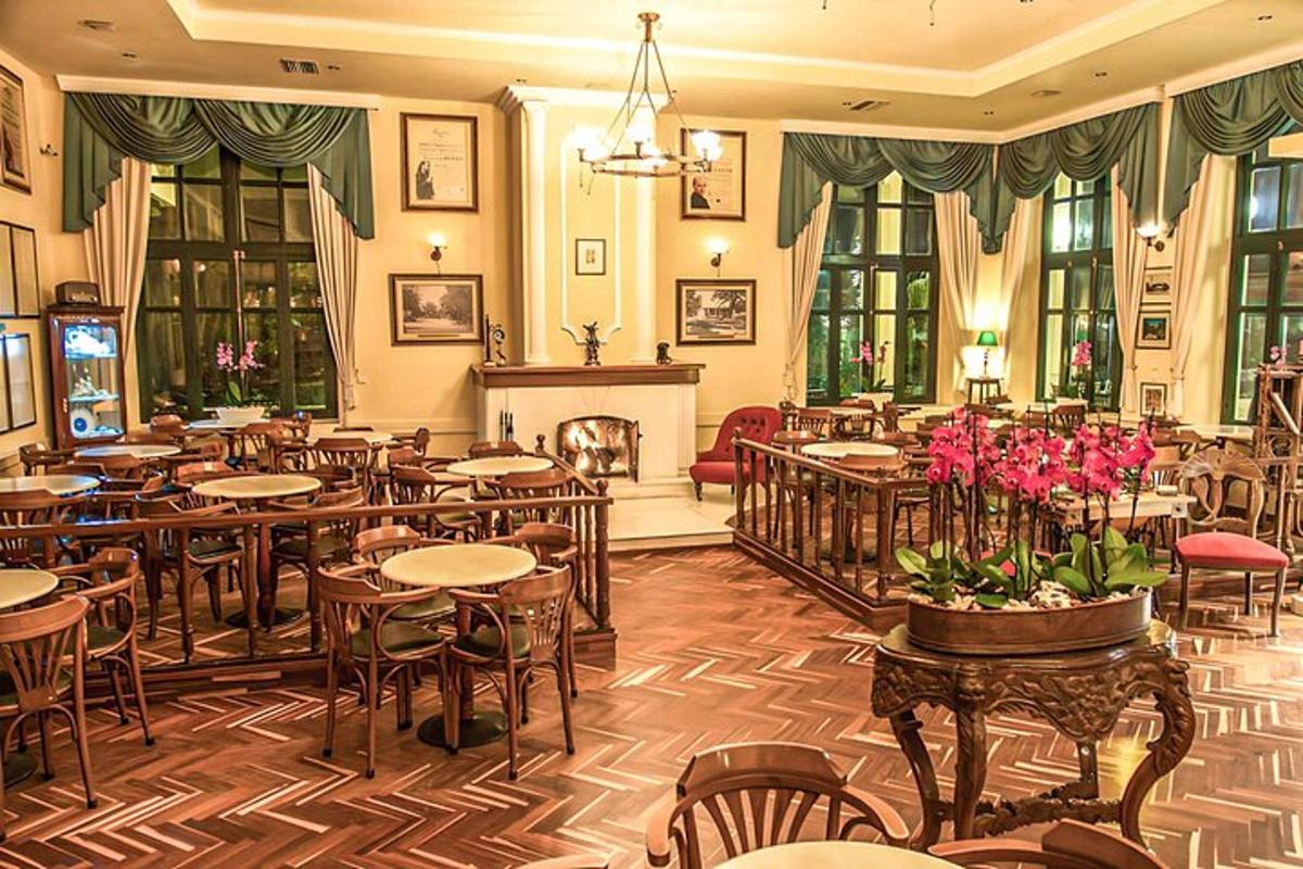 un restaurant amb taules i cadires i una llar de foc