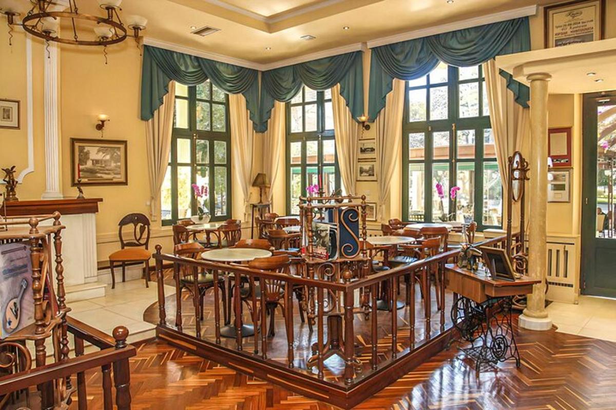 een eetkamer met tafels, stoelen en ramen