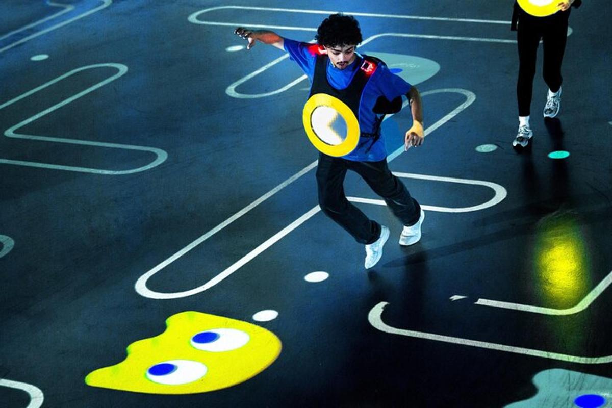 mees mängib frisbeega mängu