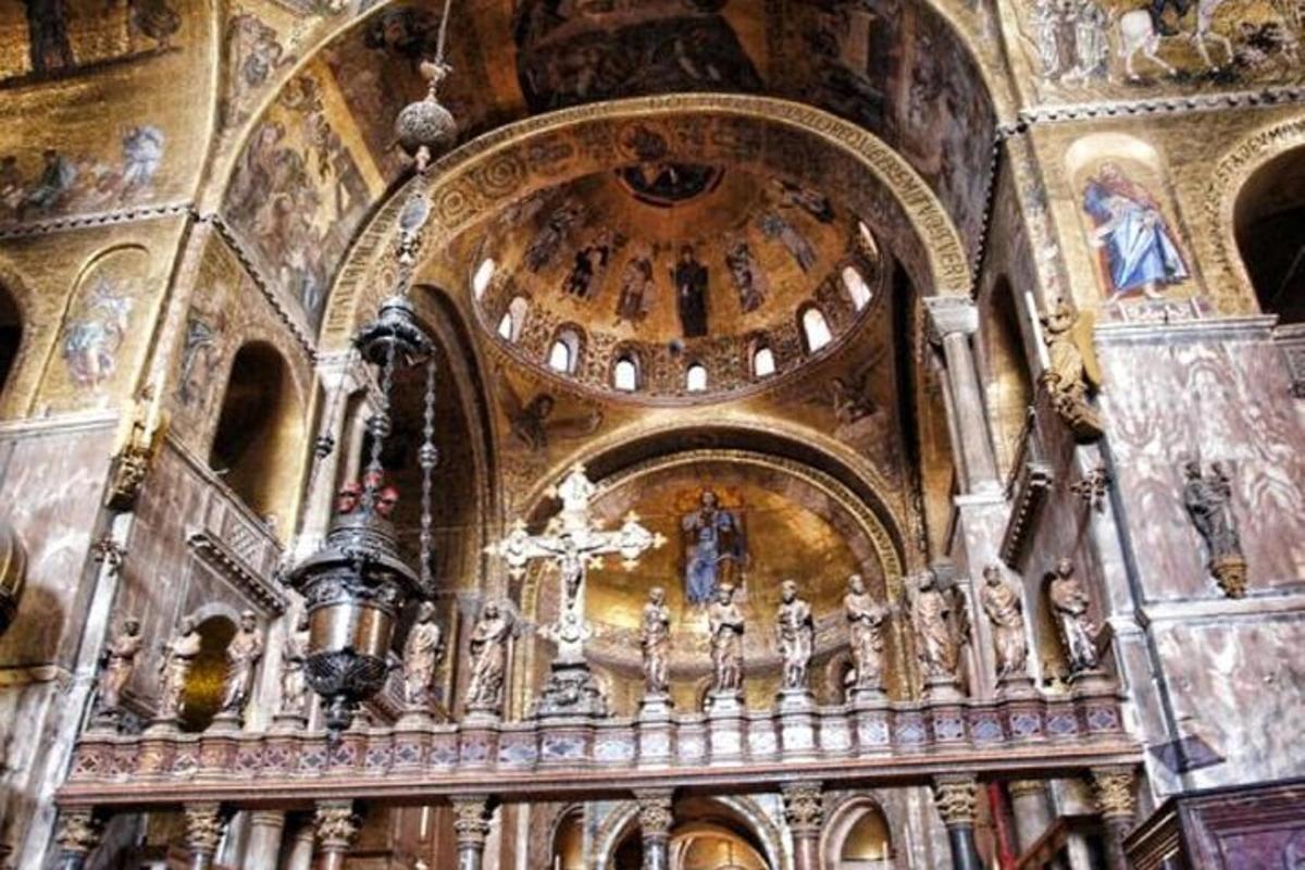 een grote kerk met een groot altaar en een aoc