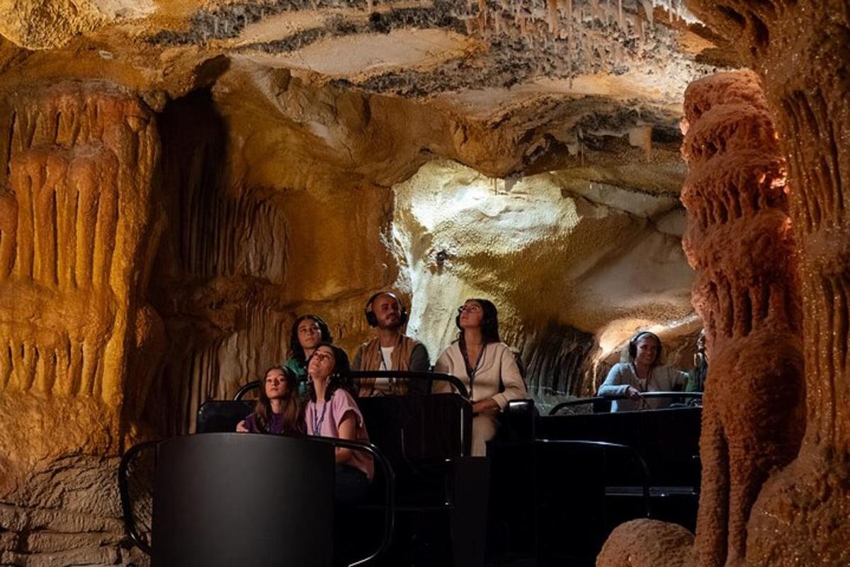 un gruppo di persone in piedi in una grotta