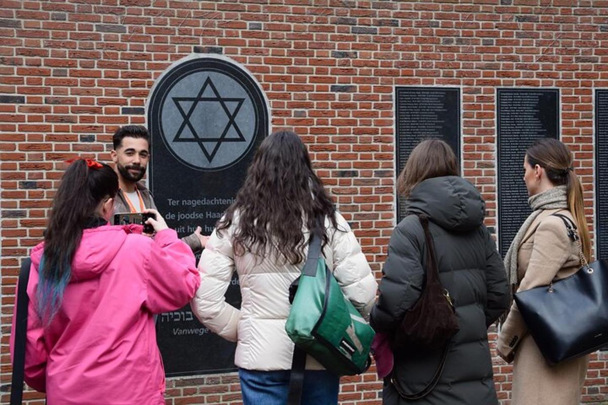 一群人站在一栋砖砌建筑前