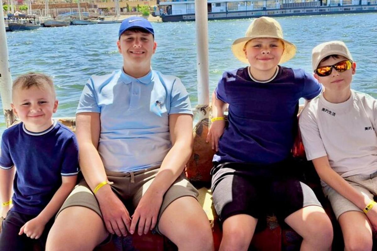 skupina tří mužů sedících na lodi