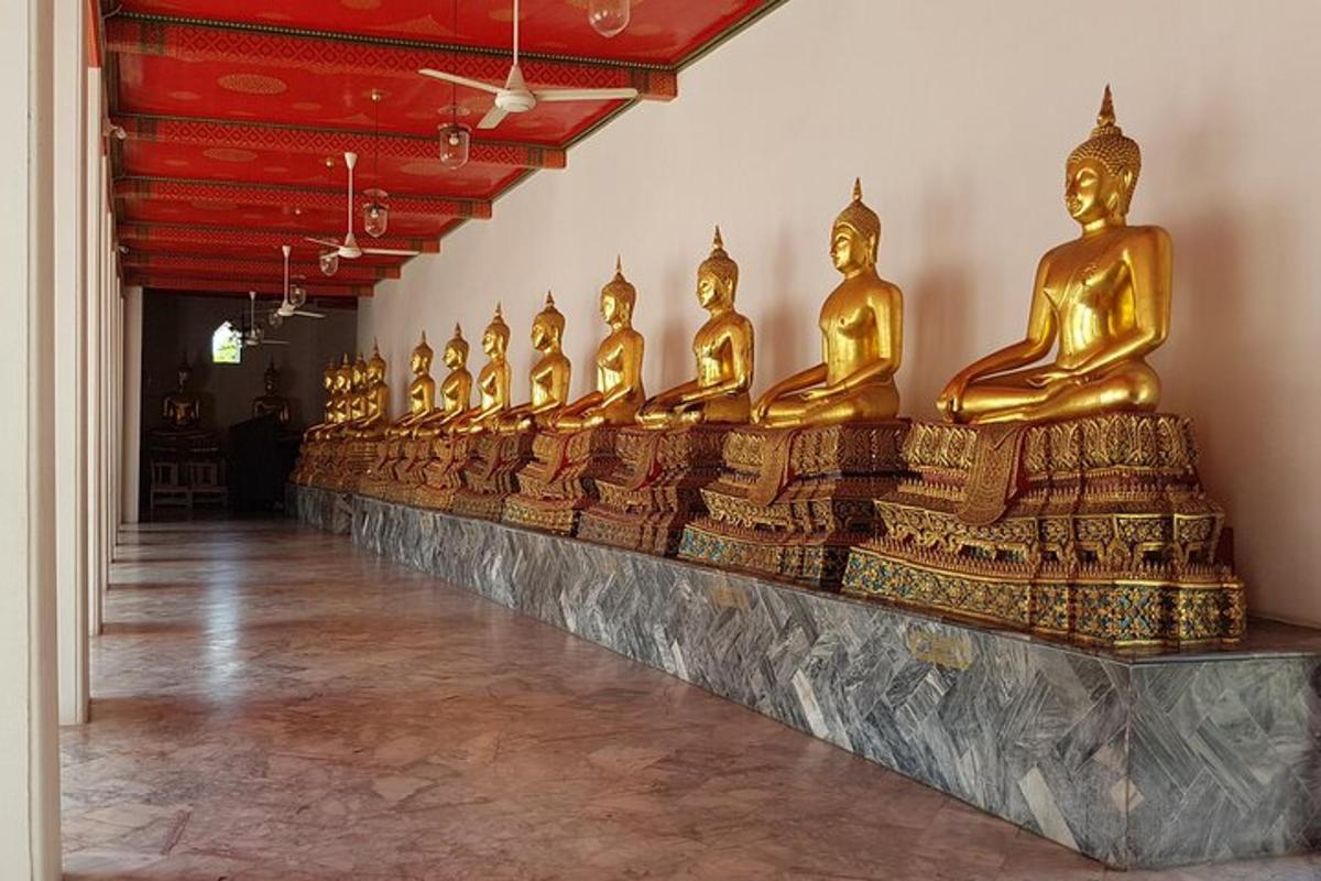 deretan patung Buddha emas di dinding