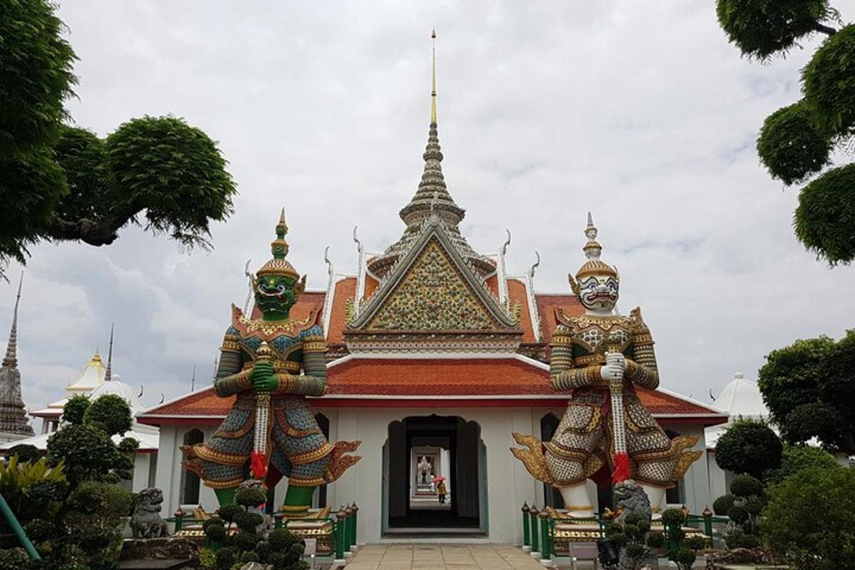 dua patung berdiri di depan sebuah gedung