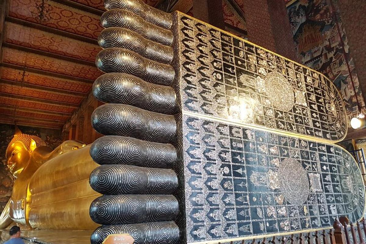o stivă mare de boluri lângă o statuie
