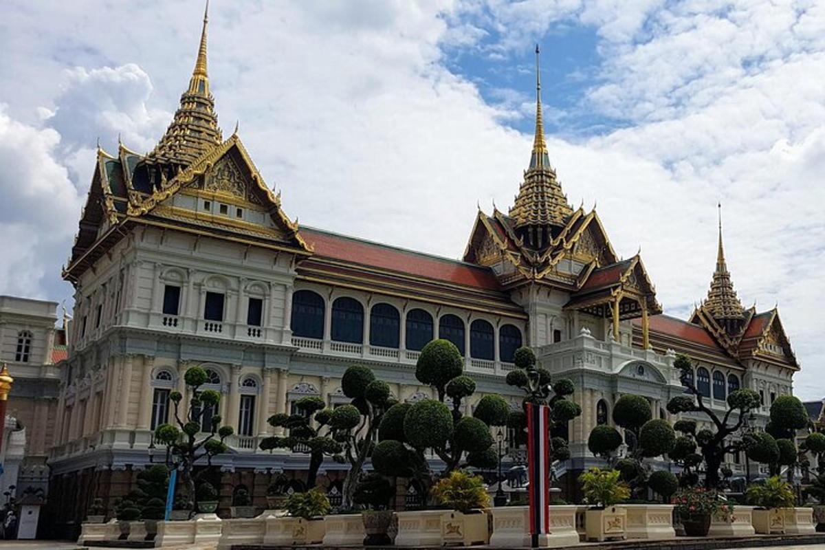 sebuah bangunan dengan menara emas di atasnya