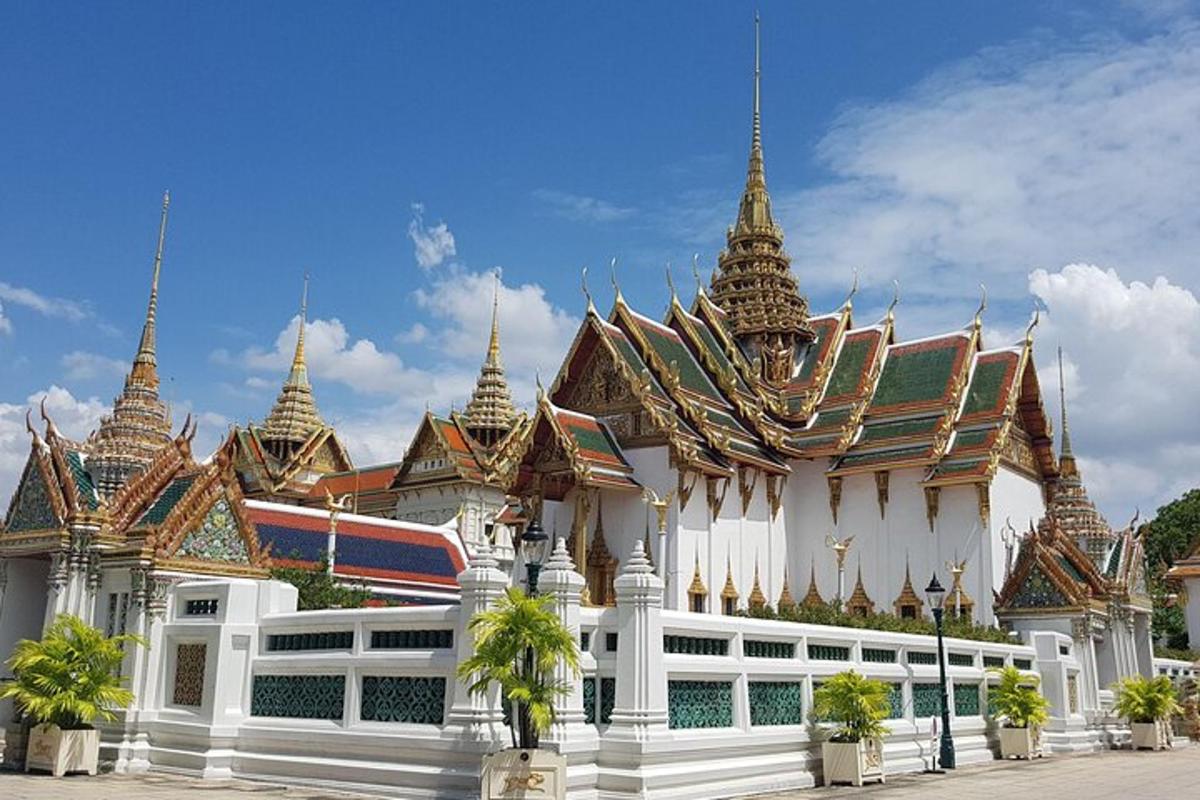 sebuah bangunan putih dengan menara emas di atasnya