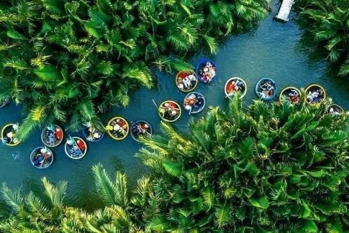 Letecký pohled na skupinu lodí ve vodě