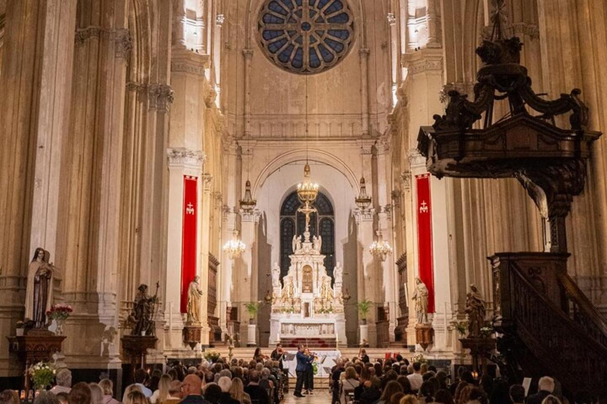 sekumpulan orang berdiri di sebuah katedral yang besar