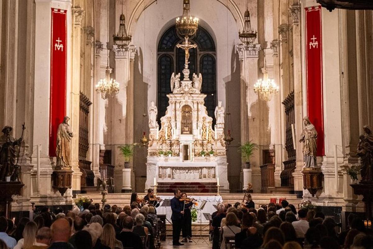 sekumpulan besar orang di sebuah katedral yang besar