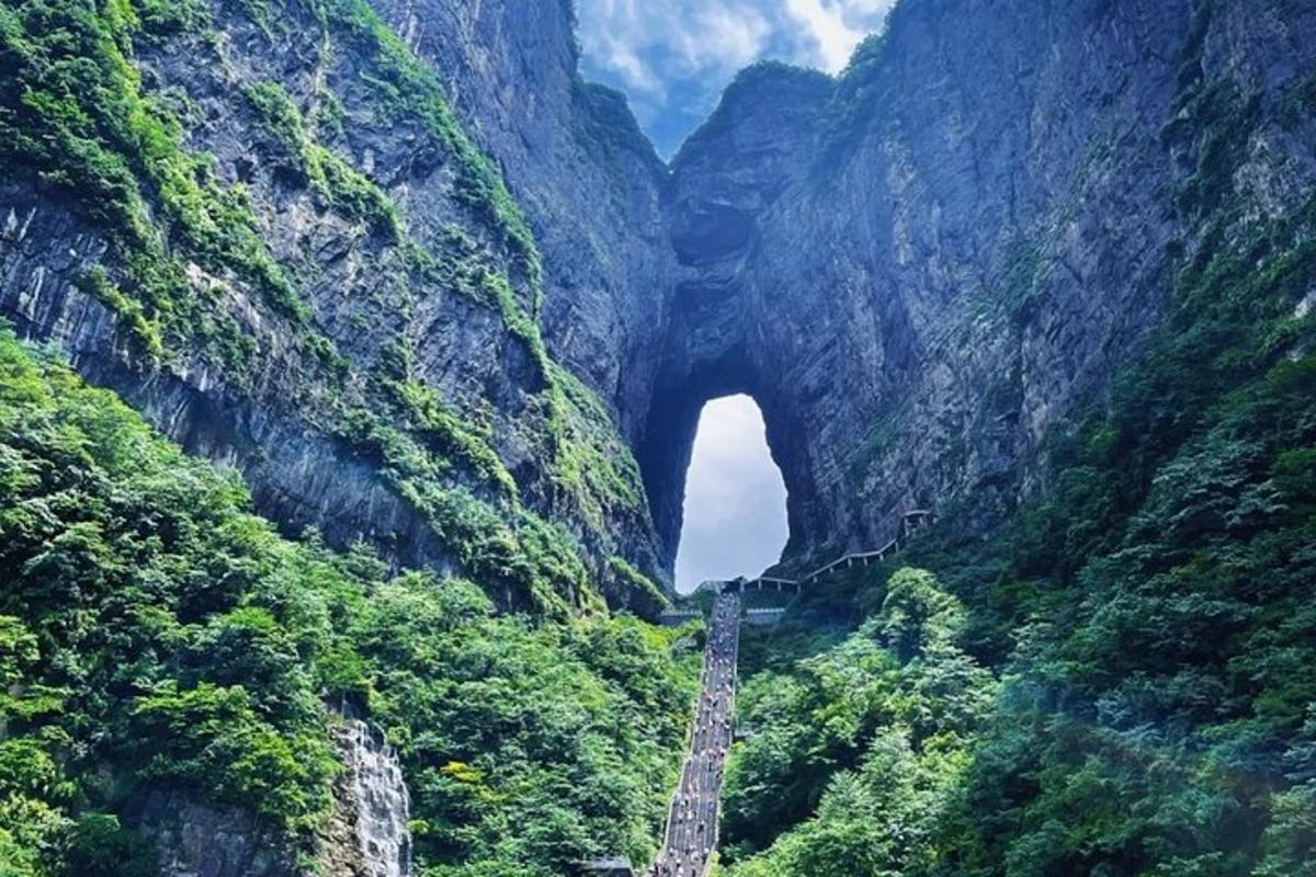 ein Tunnel mitten in einem Berg